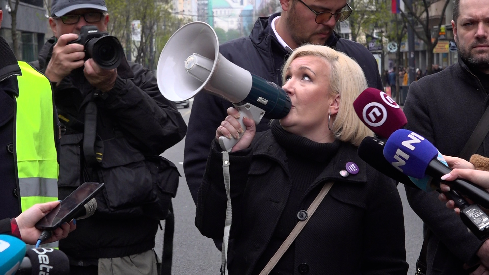 Beograd, Jovana Gligorijevic, novinarka, ovde smo ispred zgrade u kojoj se nalazi covek koji je glavni krivac za sve napade na novinare